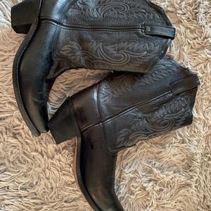 Black cowgirl boots size 9.5M